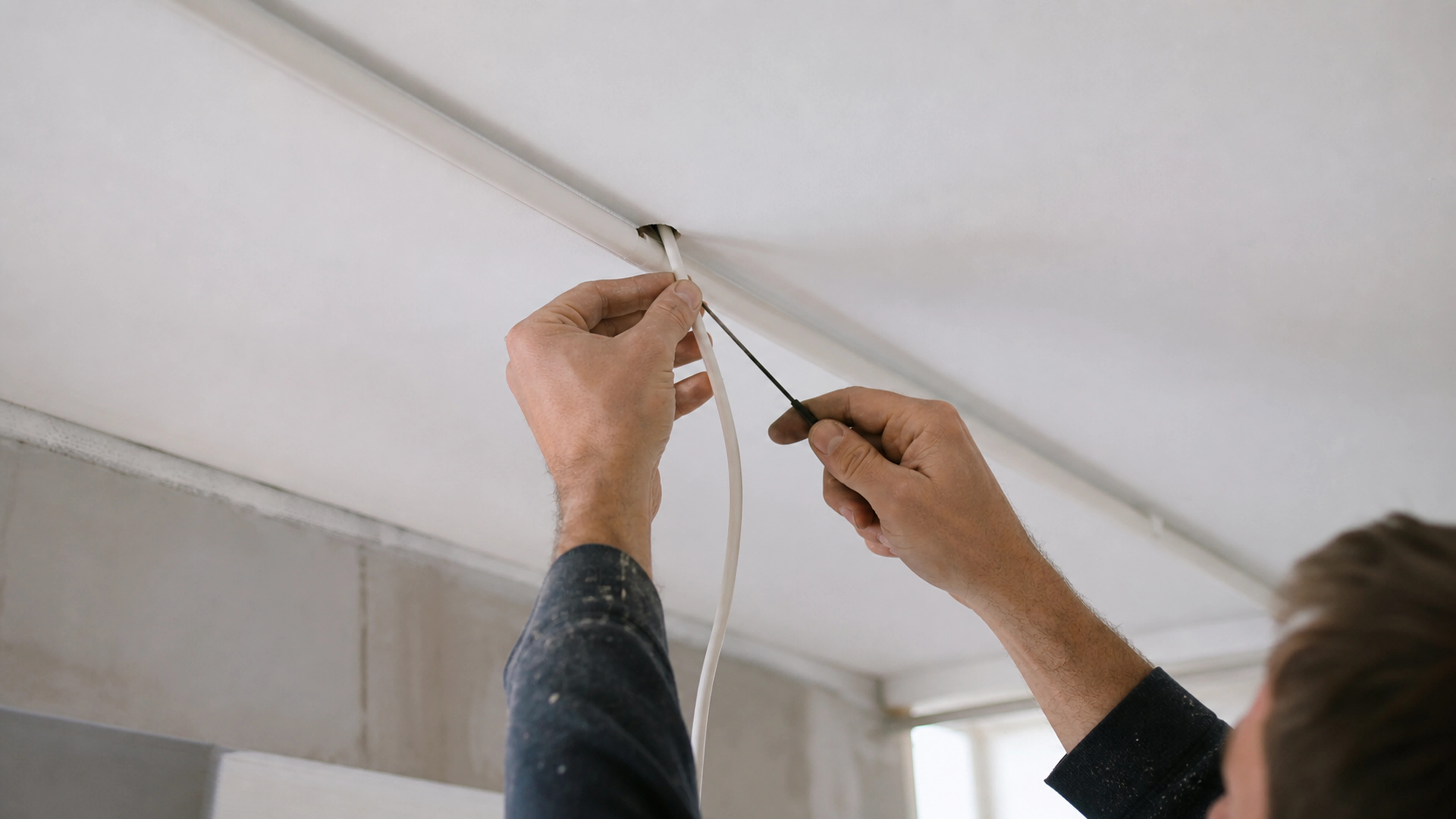 Illustration éditoriale pour l’article « Passer un câble électrique au plafond : méthodes et astuces »