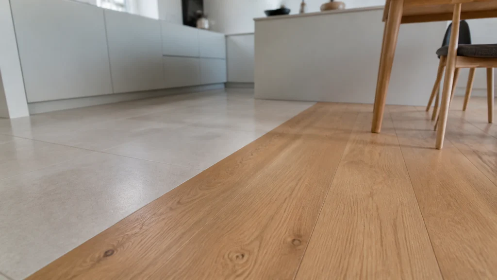 Illustration éditoriale pour l’article « Réussir le mélange carrelage parquet de votre cuisine »