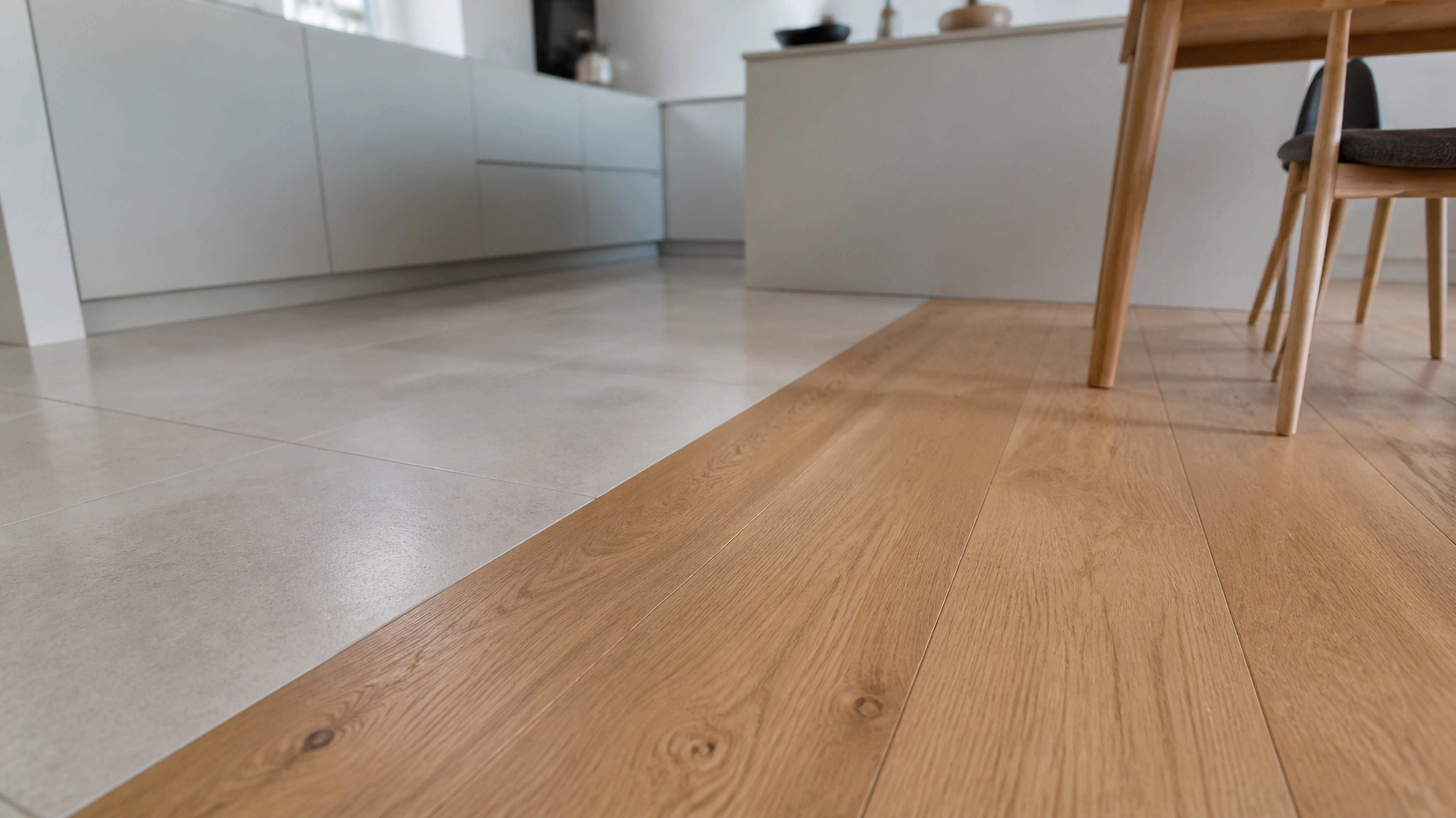 Illustration éditoriale pour l’article « Réussir le mélange carrelage parquet de votre cuisine »